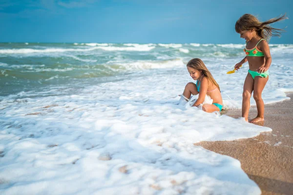 Charmante kleine Mädchen Schwestern schwimmen — Stockfoto