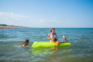 Olumlu, genç bir ailenin arka görüntüsü.