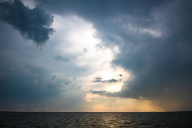 Kümülüs bulutları arasında büyüleyici gün batımı