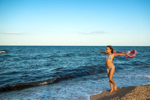 Bella donna rilassata che riposa sulla spiaggia — Foto Stock