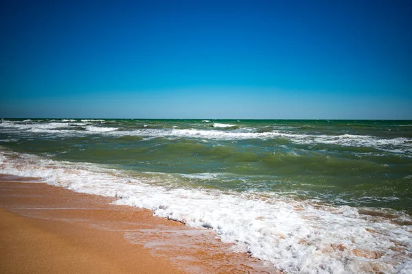 Vlny hlučného moře s modrou vodou — Stock fotografie
