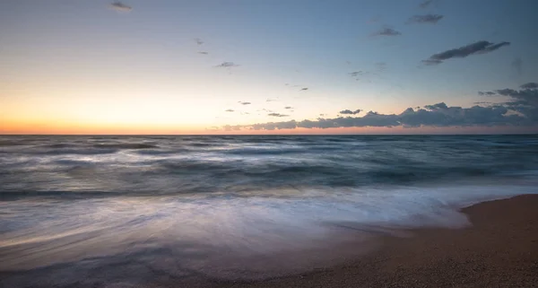 Fascinující mořské vlny šplouchají podél písečné pláže — Stock fotografie