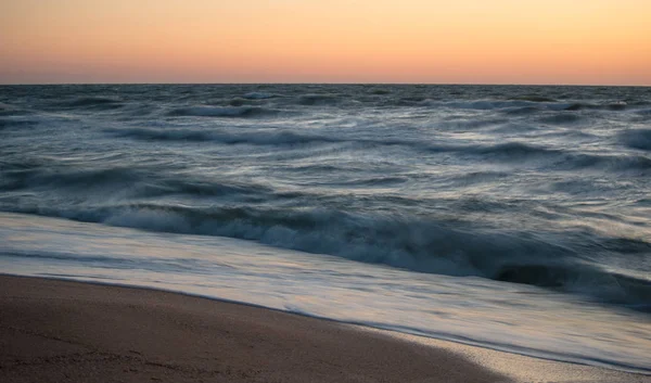 Fascinantes olas marinas salpican a lo largo de la playa de arena — Foto de Stock