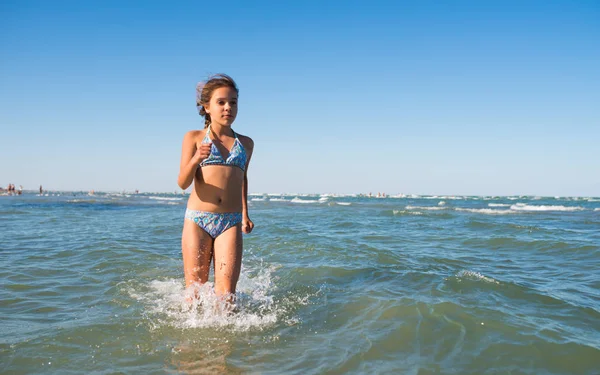 Ritratto di una bambina gioiosa che nuota in mare — Foto Stock