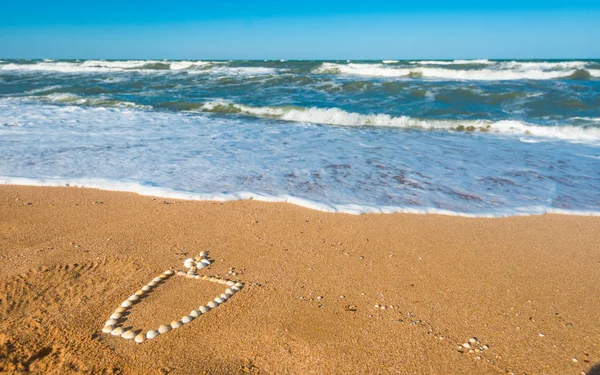 Kokteyl figürü kumlu bir plajda serilmiştir.