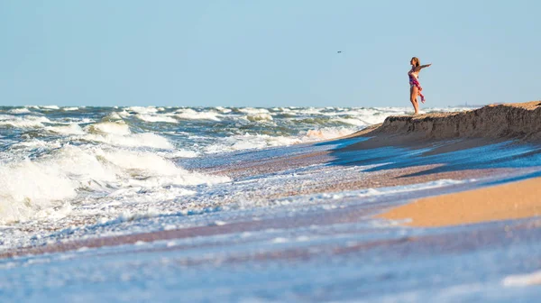 Jovencita alegre disfruta de olas tormentosas — Foto de Stock