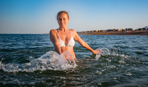 Beautiful cheerful young woman bathes — 스톡 사진