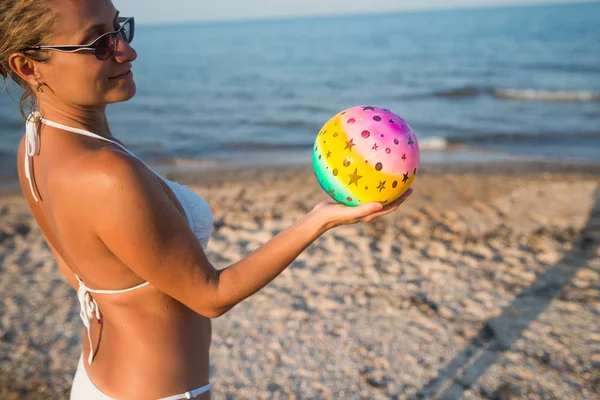 Lány egy labdával a tenger mellett. — Stock Fotó