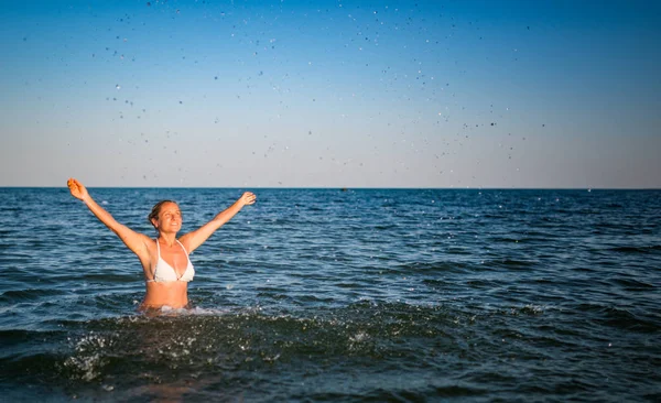 Bela alegre jovem mulher banha — Fotografia de Stock