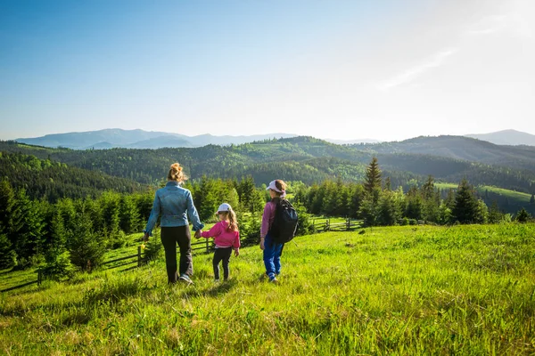 Genç anne ve iki küçük kız gezgin.