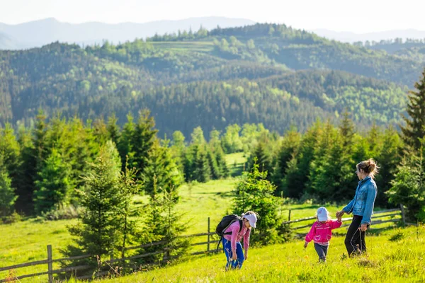Genç anne ve iki küçük kız gezgin.