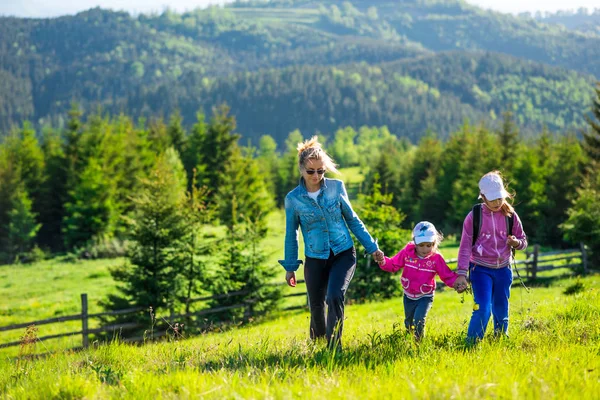 Junge Mutter und zwei kleine Töchter unterwegs — Stockfoto