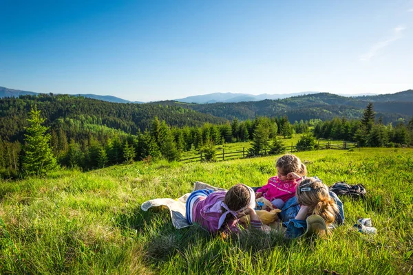 Genç anne ve küçük kızları.