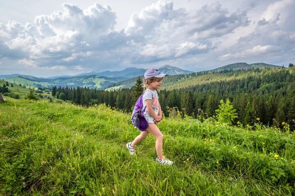 Seitenansicht kleine süße Mädchen Reisende hebt ab — Stockfoto