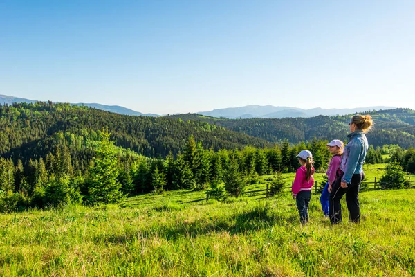 Junge Mutter und zwei kleine Töchter unterwegs lizenzfreie Stockbilder