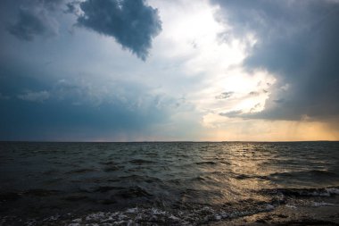 Kümülüs bulutları arasında büyüleyici gün batımı