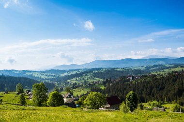 Kırsal bir köyün büyüleyici manzarası