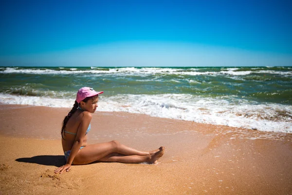 Happy beautiful little girl resting on the beach — 스톡 사진