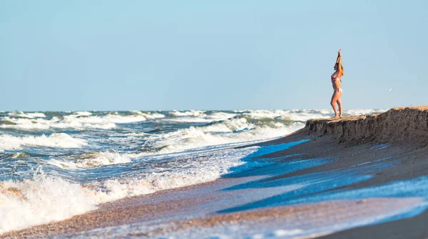 Joyful young woman enjoys stormy waves — 스톡 사진