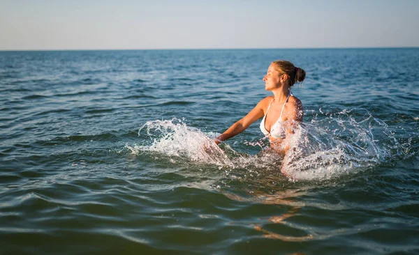 Vista trasera de una bonita joven nadando en el mar — Foto de Stock