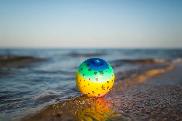 La palla galleggia sulla riva del mare . — Foto Stock