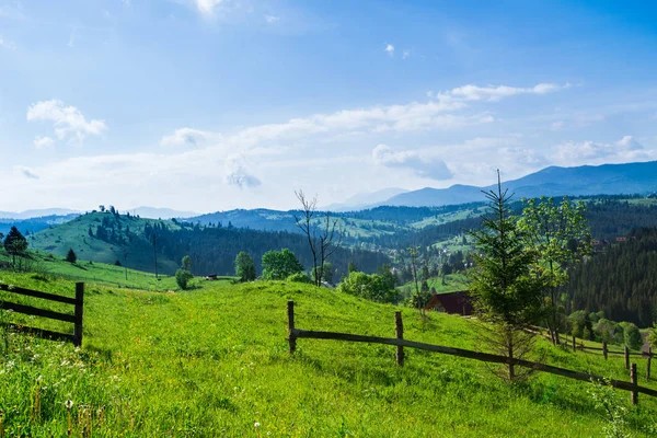 Hermosa vista hechizante de un pueblo rural — Foto de Stock