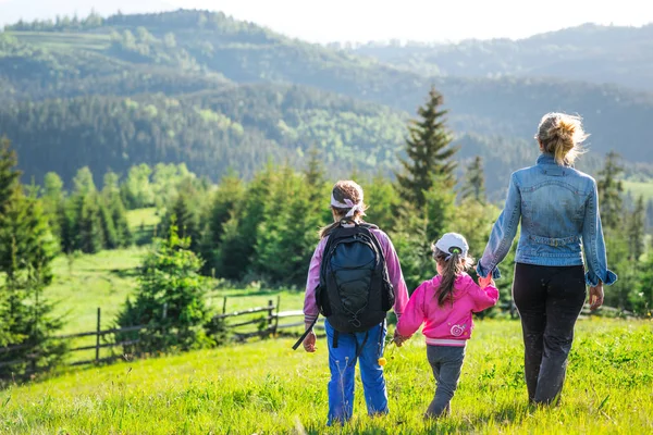 Junge Mutter und zwei Töchter — Stockfoto