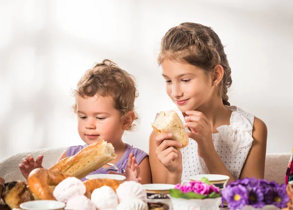Los niños pequeños y divertidos comen pan fresco y panecillos — Foto de Stock