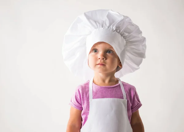 Портрет милої маленької дитини в капелюсі шеф-кухаря — стокове фото