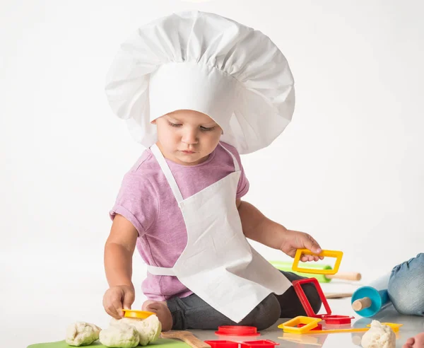 Retrato de un niño lindo con sombrero de chef — Foto de Stock