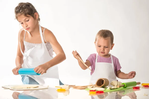 Lindos niños pequeños en traje de cocinero — Foto de Stock