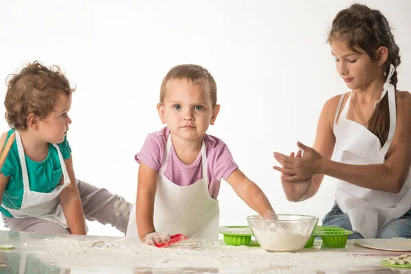 Lindos niños pequeños en traje de cocinero — Foto de Stock