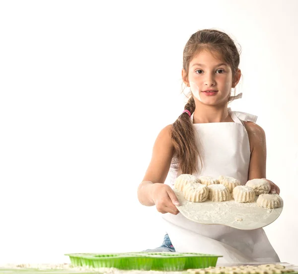 Niña encantadora sosteniendo una tabla con galletas — Foto de Stock