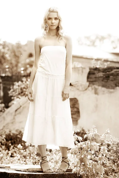 Foto en blanco y negro de una hermosa joven — Foto de Stock