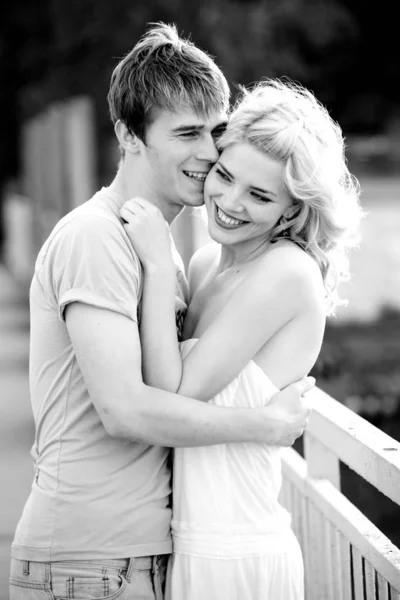 Pareja encantadora chica en un vestido blanco — Foto de Stock