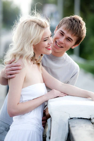 Jeune couple câlins tout en marchant — Photo