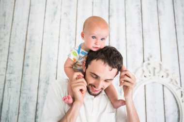 Mutlu baba küçük yaramaz oğlunla oynuyor.