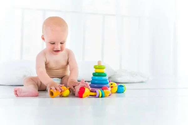 Encantador niño alegre en un pañal ríe —  Fotos de Stock