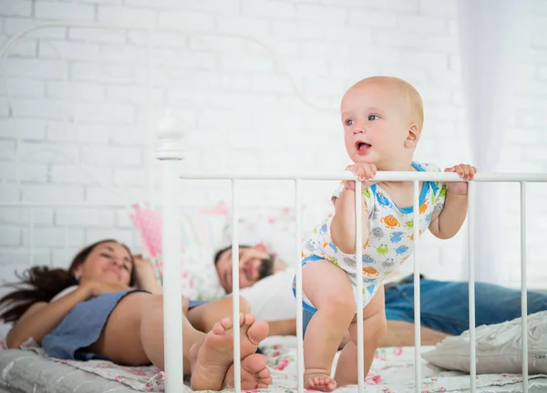 Elbűvölő kilenc hónapos baba áll — Stock Fotó