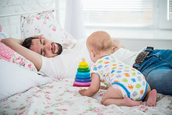 Kis hat hónapos baba játszik a játékokkal — Stock Fotó