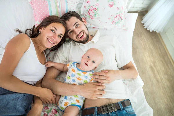 Egy boldog fiatal család első látásra — Stock Fotó
