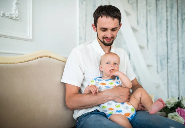 Fiatal, jóképű, szakállas férfi, formális ruhában. — Stock Fotó