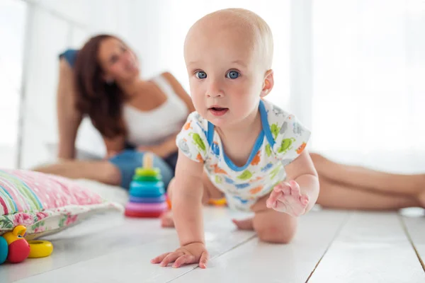 Charmoso bebê de seis meses rasteja — Fotografia de Stock