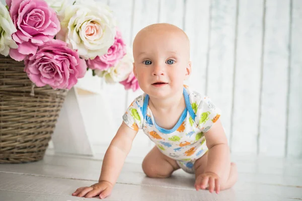 Retrato de um pequeno bebê feliz rastejando — Fotografia de Stock