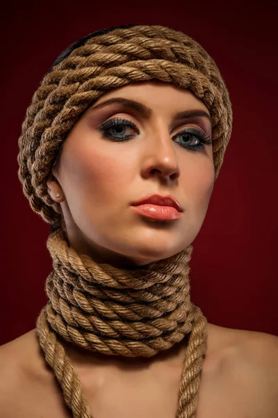 Portret van een mooie jonge vrouw met touwen — Stockfoto