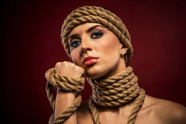 Retrato de una hermosa joven con cuerdas — Foto de Stock