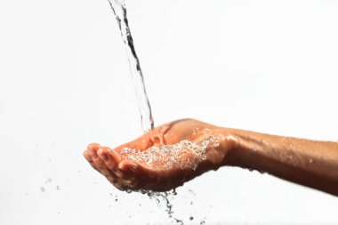 Avuç içlerine akan su akıntısı