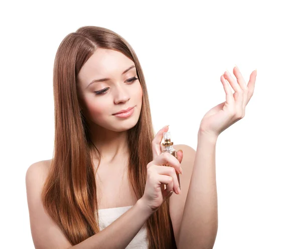 Mädchen mit braunen Haaren versprüht Parfüm am Handgelenk — Stockfoto