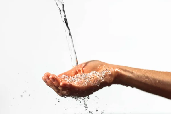 Detailní záběr proudu vody tekoucí na dlani — Stock fotografie