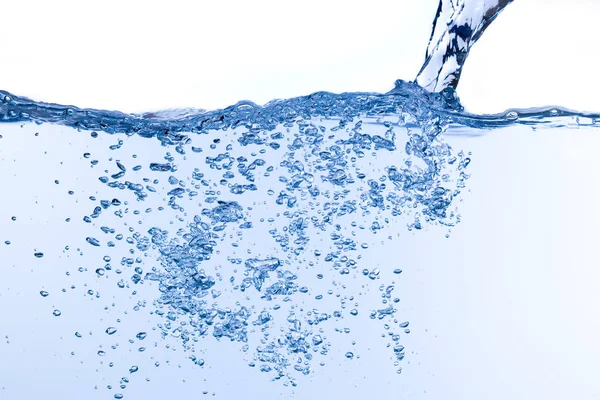 Wasser ergießt sich auf weißem Hintergrund — Stockfoto